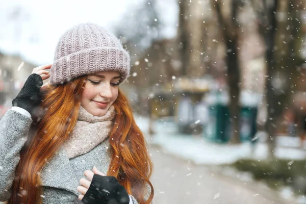 Romantic Red Haired Woman Wears Coat Walking City Snowfall Space — Stock Photo, Image