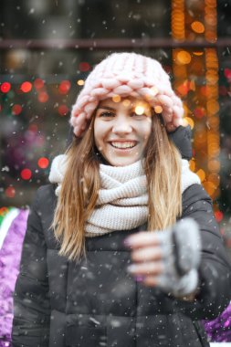 Caddede parlak ışıklarla oynayan çekici genç bir kadın. Boş boşluk