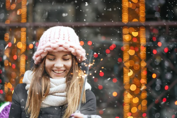 Smiling Young Woman Playing Sparkling Lights Street Empty Space — Stock Photo, Image