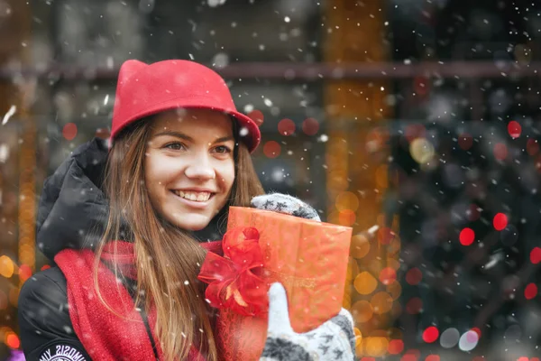 Merry Young Woman Receiving Gift Street Decorated Showcase — Stock Photo, Image