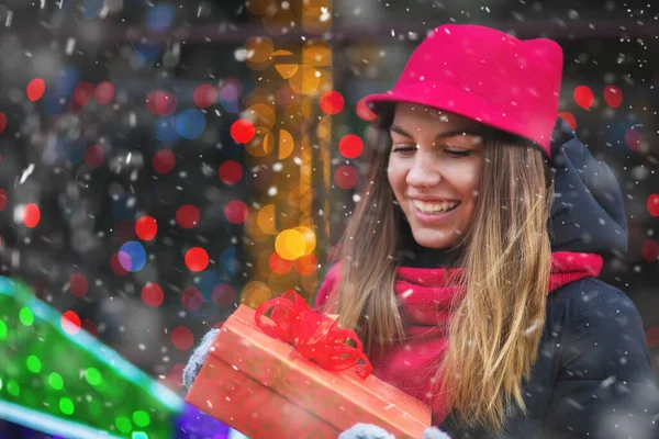 Beautiful Young Woman Receiving Gift Street Decorated Showcase — Stock Photo, Image