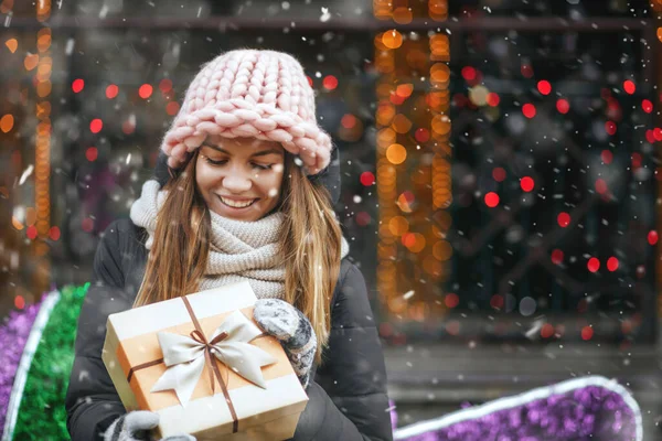 Pleased Young Woman Receiving Gift Street Decorated Showcase — Stock Photo, Image