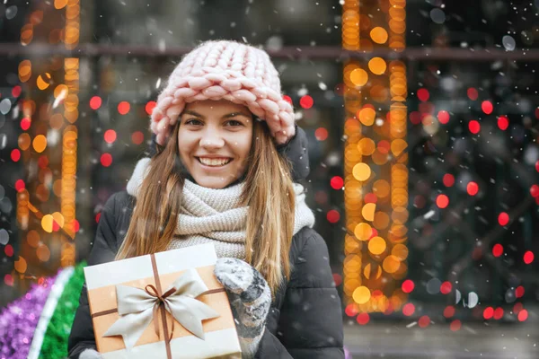 Joyful Young Woman Receiving Gift Street Decorated Showcase — Stock Photo, Image