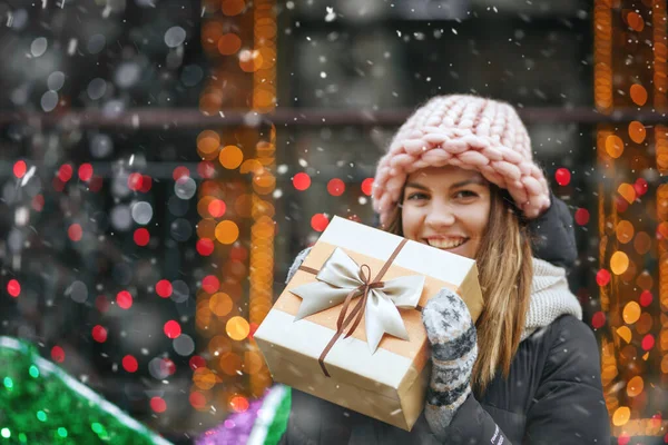 Cool Young Woman Receiving Gift Street Decorated Showcase — Stock Photo, Image