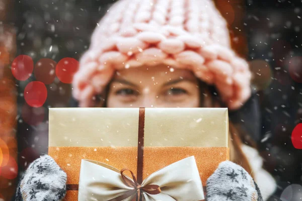 Emotional Young Woman Receiving Gift Street Decorated Showcase — Stock Photo, Image