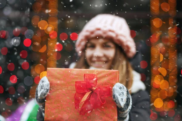 Attractive Young Woman Receiving Gift Street Decorated Showcase — Stock Photo, Image