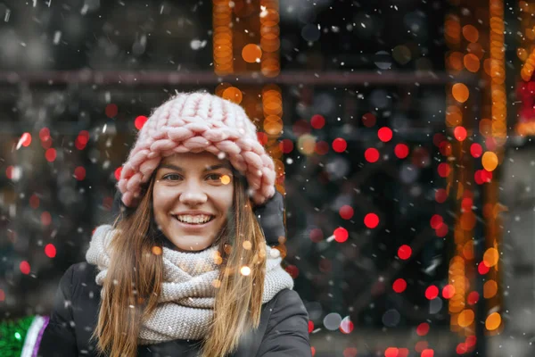 Cheerful Young Woman Playing Sparkling Lights Street Empty Space — Stock Photo, Image