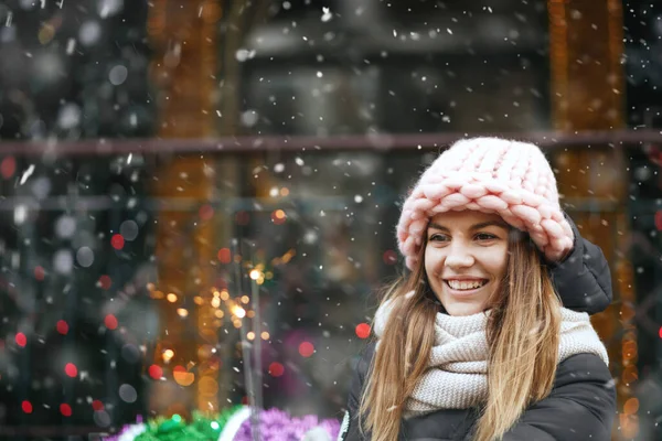 Delightful Young Woman Playing Sparkling Lights Street Empty Space — Stock Photo, Image