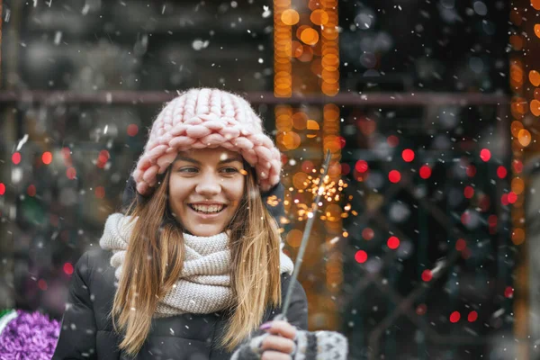 Attractive Young Woman Playing Sparkling Lights Street Empty Space — Stock Photo, Image