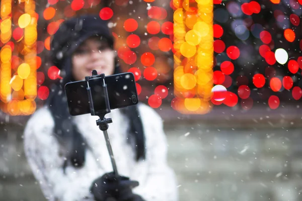 Uzun Saçlı Güzel Esmer Kadın Noel Fuarında Akıllı Telefonuyla Selfie — Stok fotoğraf