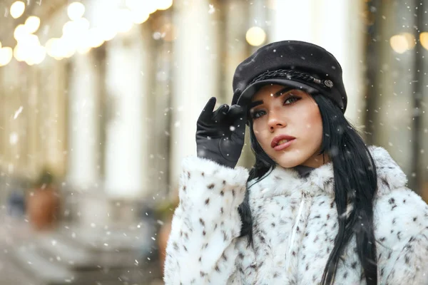 Fashionable Young Woman Wears Coat Walking Winter Street Decorated Garlands — Stock Photo, Image