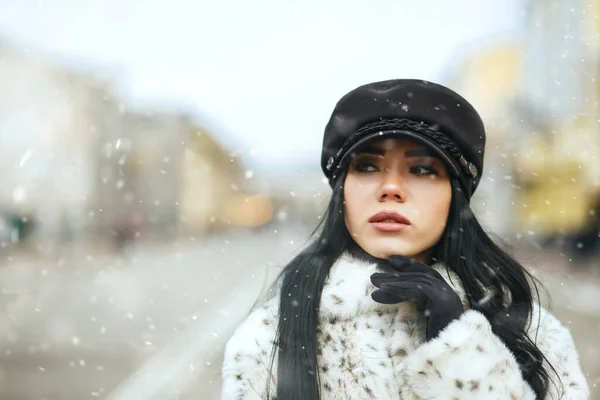 Stunning Young Woman Wears Coat Walking Winter Street Decorated Garlands — Stock Photo, Image