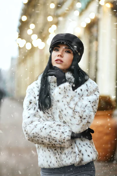 Lovely Young Woman Wears Coat Walking Winter Street Decorated Garlands — Stock Photo, Image