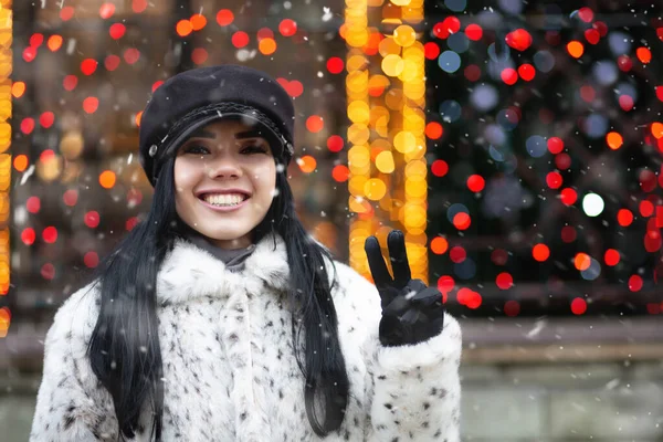Cheerful Young Woman Walking Winter Street Decorated Garlands — Stock Photo, Image