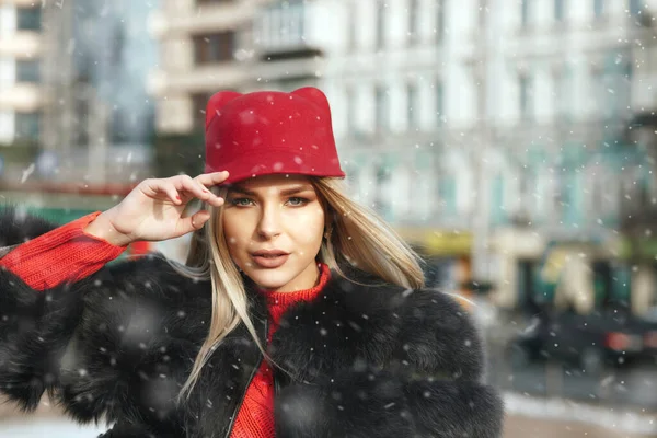 Mulher Loira Elegante Usa Chapéu Vermelho Andando Cidade Inverno Com — Fotografia de Stock