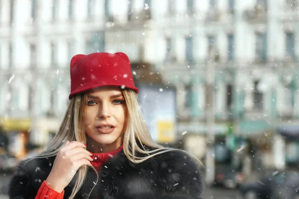 Snygg Blond Kvinna Bär Röd Mössa Promenader Vintern Staden Med — Stockfoto