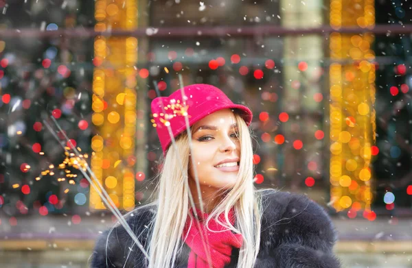 Fashionabla Blonda Kvinna Som Har Kul Med Gnistrande Ljus Julmässan — Stockfoto