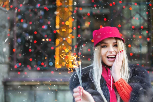 Surprised Blond Woman Having Fun Sparkling Lights Christmas Fair Space — Stock Photo, Image