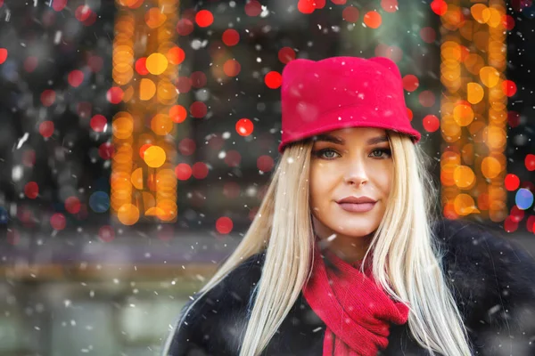 Glamorös Blond Kvinna Som Har Kul Med Gnistrande Ljus Julmässan — Stockfoto