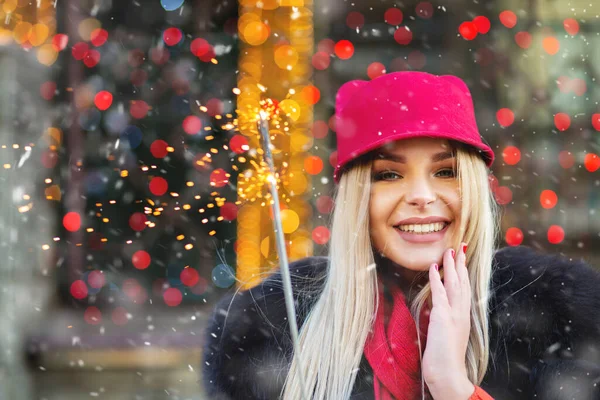 Nöjd Blond Kvinna Som Har Kul Med Gnistrande Ljus Julmässan — Stockfoto