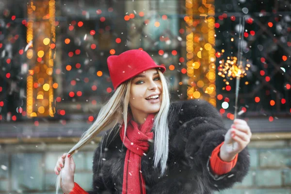 Mujer Rubia Emocional Divirtiéndose Con Luces Brillantes Feria Navidad Espacio — Foto de Stock
