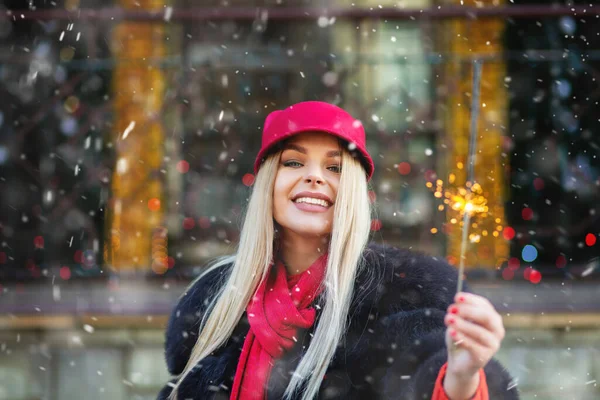 Mulher Loura Engraçada Divertindo Com Luzes Cintilantes Feira Natal Espaço — Fotografia de Stock