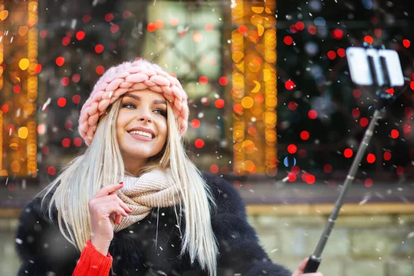 Sjarmerende Morsom Kvinne Tar Portrett Seg Selv Julemarkedet Plass Til – stockfoto