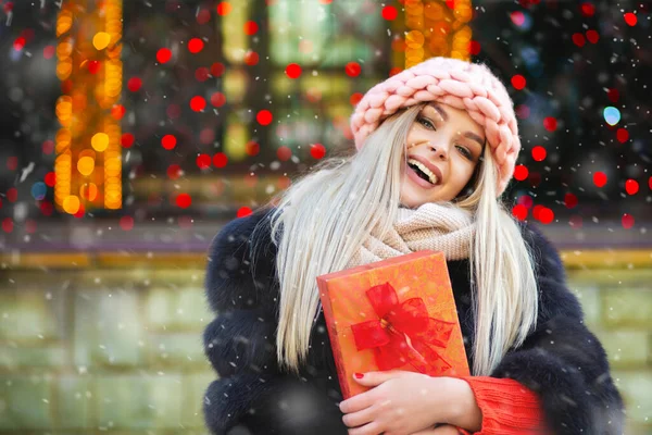 Charming Blond Woman Wears Knitted Pink Hat Enjoying Gift Winter — Stock Photo, Image
