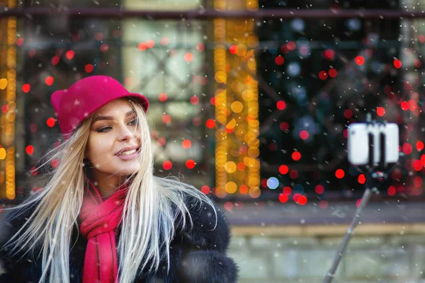Mulher Engraçada Atraente Fazendo Auto Retrato Feira Natal Espaço Para — Fotografia de Stock