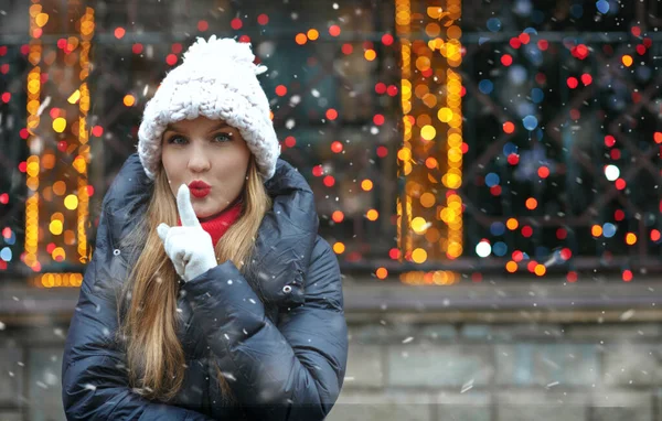 Sevimli güzel kadın sessizlik işareti gösteriyor. Boş boşluk