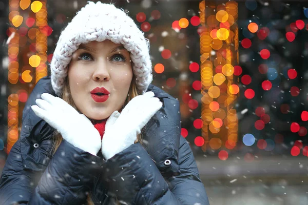 下雪天在新年集市上散步的漂亮姑娘兴奋极了 空旷的空间 — 图库照片