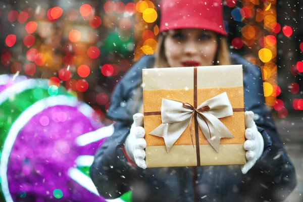 Delightful Blond Woman Gift Box Street Christmas Market Snowfall Empty — Stock Photo, Image