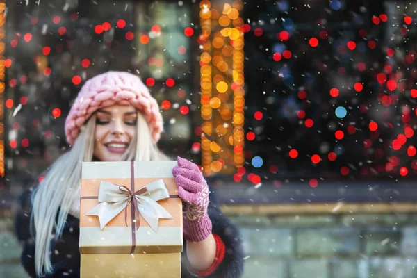 Happy Blond Woman Wears Knitted Pink Hat Enjoying Gift Winter — Stock Photo, Image