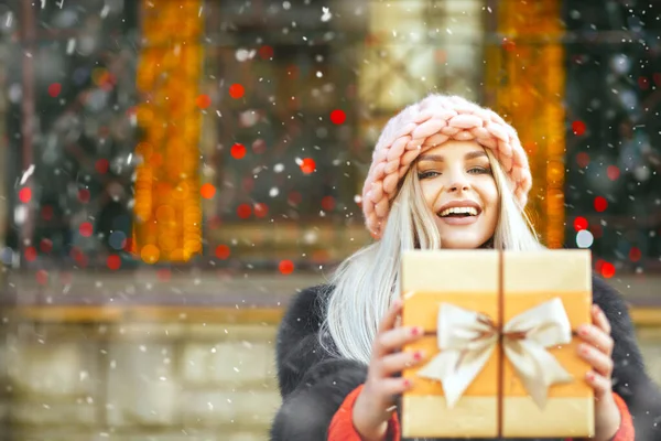Emotional Blond Woman Wears Knitted Pink Hat Enjoying Gift Winter — Stock Photo, Image