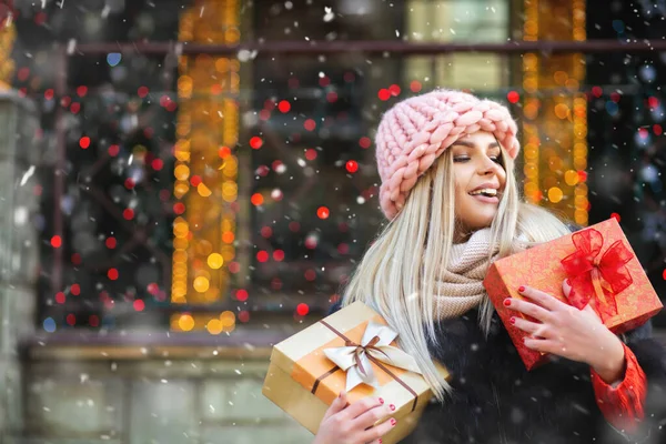 Charming Blond Woman Wears Knitted Pink Hat Enjoying Gifts Winter — 图库照片