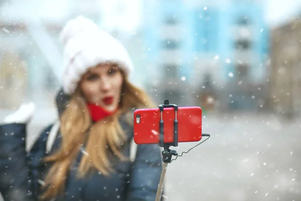 Flirty Blond Woman Red Lips Taking Selfie Central City Square — Stock Photo, Image