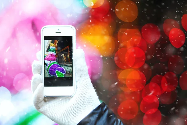 Mulher Tirando Fotos Seu Celular Feira Natal Espaço Para Texto — Fotografia de Stock
