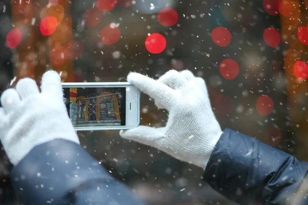 Женщина Фотографирует Мобильный Телефон Ярмарке Зимней Улице Пространство Текста — стоковое фото