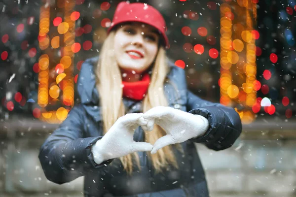 Cheerful Young Woman Showing Heart Sign Her Hands Background Bokeh — Stock Photo, Image