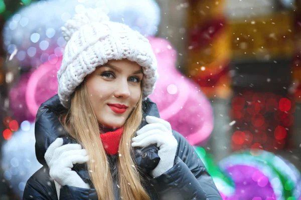 Прекрасная Блондинка Носит Вязаную Шапочку Гуляя Зимней Ярмарке Время Снегопада — стоковое фото