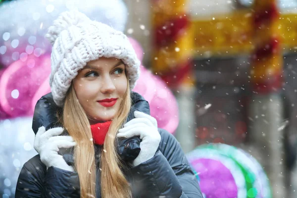 Joyful Blond Woman Wears Knit Cap Walking Winter Fair Snowfall — Stock Photo, Image