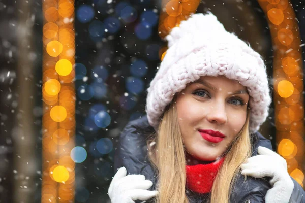 Attractive Blond Woman Wears Knit Cap Walking Winter Fair Snowfall — Stock Photo, Image