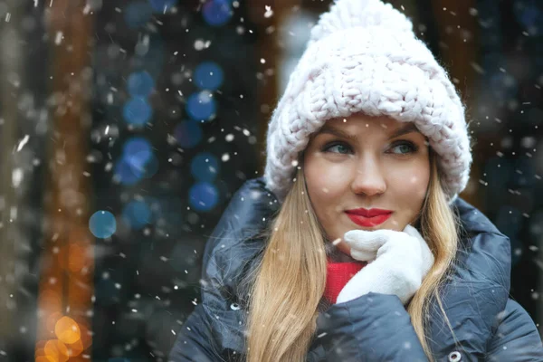 Gorgeous Blond Woman Wears Knit Cap Walking Winter Fair Snowfall — Stock Photo, Image