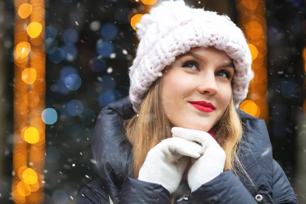 梦寐以求的金发女子头戴针织帽子 在冬日的雪地集市上散步 空白的文字空间 — 图库照片