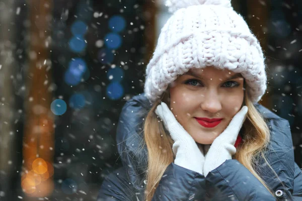 Adorable Blond Woman Wears Knit Cap Walking Winter Fair Snowfall — Stock Photo, Image