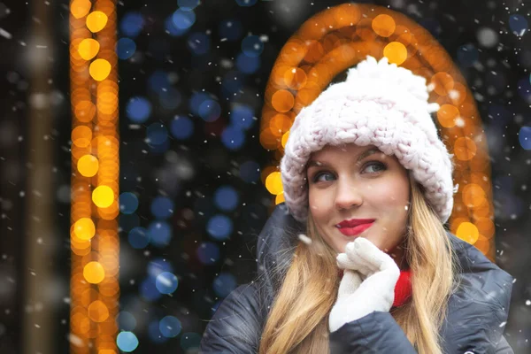 Cute Blond Woman Wears Knit Cap Walking Winter Fair Snowfall — 图库照片
