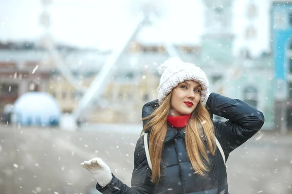 Schöne Blonde Frau Mit Strickmütze Die Bei Schneefall Durch Die — Stockfoto