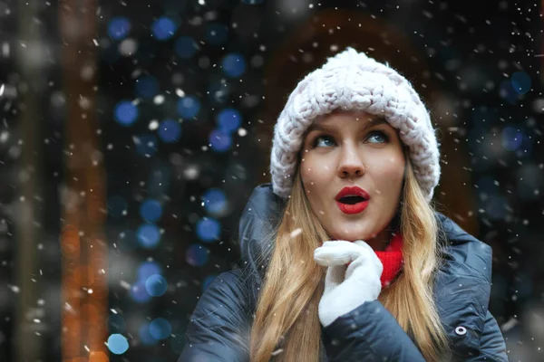 Surprised Blond Woman Wears Knit Cap Walking Winter Fair Snowfall — 图库照片