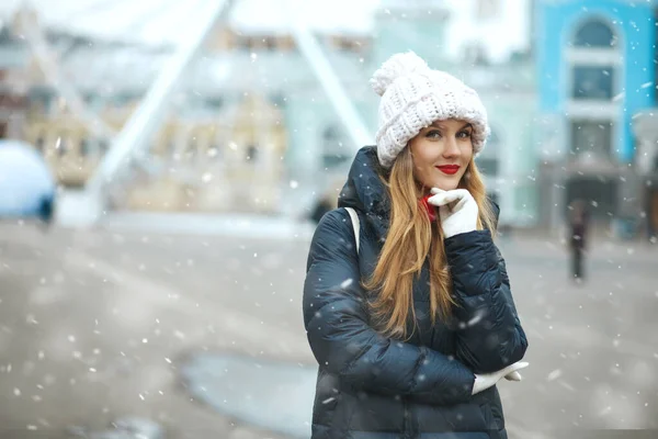 Romantic Blond Woman Wearing Knitted Cap Walking City Snowfall Space — Stock Photo, Image