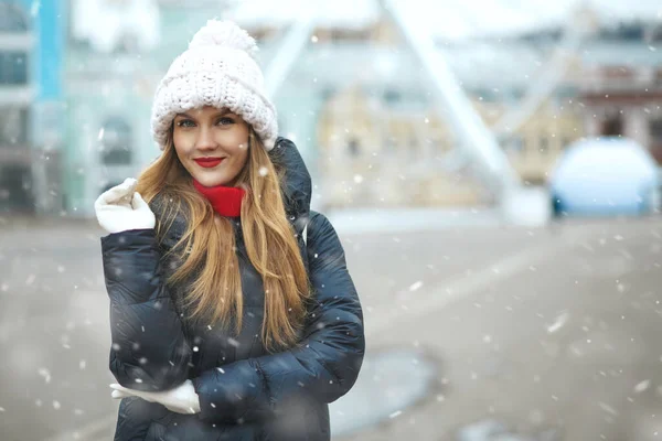 Gorgeous Blond Woman Wearing Knitted Cap Walking City Snowfall Space — Stockfoto